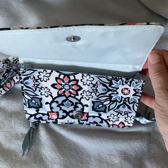 Vera Bradley Lisbon Medallion 3 in 1 (crossbody, wallet or wristlet) - Picture 2 of 6